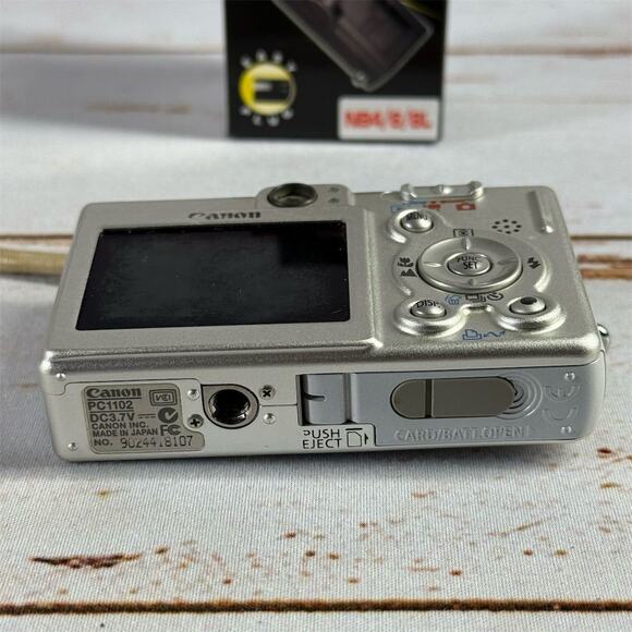 Canon PowerShot SD200 3.2MP Silver Digital Camera with Charger - Picture 7 of 8